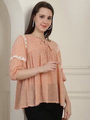 بلوزة نسائية خضراء بتصميم بيبلوم