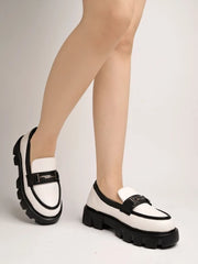 شوتوبيا - حذاء لوفر أبيض مزين بإبزيم أمامي للنساء والفتيات