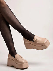 شوتوبيا - أحذية كاجوال أنيقة بلون كريمي لامع للنساء والفتيات