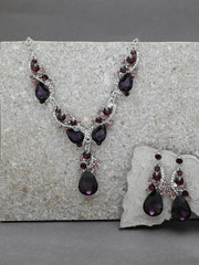 طقم قلادة وأقراط من الأحجار المطلية بالذهب