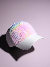 قبعة بيسبول بيضاء مزينة بالترتر من هوت صوص