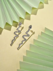 قرط أذن مطلي بالفضة بتصميم حجري