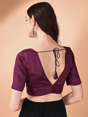 بلوزة بلون الماجنتا بأكمام نصفية وفتحة رقبة على شكل حرف V