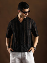 قميص منتجع مفتوح الحياكة بتصميم دوامات