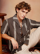 قميص فضفاض بنمط متعرج