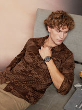 قميص ذو طيات على شكل معين