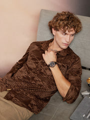 قميص ذو طيات على شكل معين