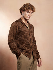 قميص ذو طيات على شكل معين