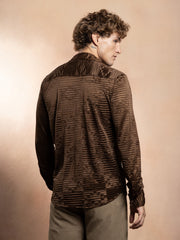 قميص ذو طيات على شكل معين