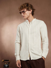 قميص مخطط بياقة عريضة