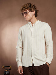 قميص مخطط بياقة عريضة