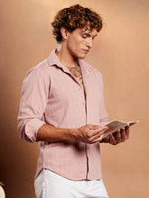 قميص ذو ملمس مميز بثنيات متوازية