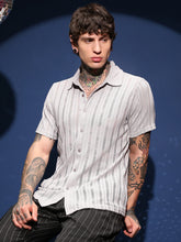 قميص محبوك ذو حواف