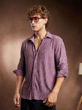 قميص ذو ثنيات عميقة