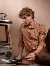 قميص معدني ذو عروق