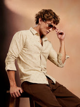 قميص منقط الملمس