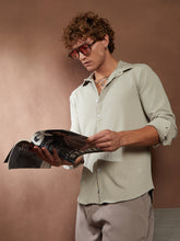 قميص ذو ملمس مميز بخطوط حبلية