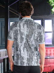 تيشيرت بولو بطبعة تجريدية تشبه الحصى