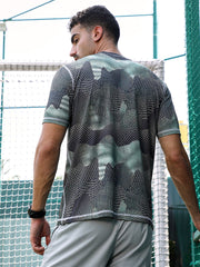 تيشيرت رياضي بنقش تجريدي
