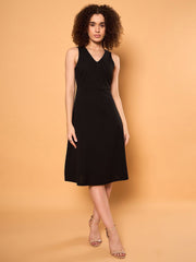 فستان زومر أسود متوسط الطول بياقة على شكل حرف V وقصة ضيقة من الأعلى وواسعة من الأسفل