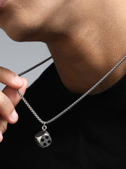 قلادة على شكل نرد - فضي معدني