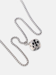 قلادة على شكل نرد - فضي معدني