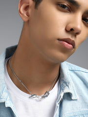 قلادة بتصميم أحجية - فضي معدني