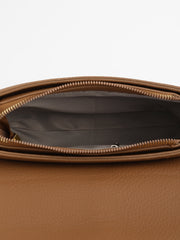 حقيبة كتف بإبزيم تانغ - بني فاتح