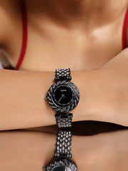 ساعة دائرية بسلسلة مزخرفة