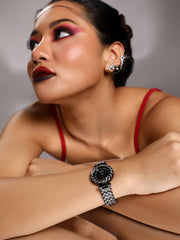 ساعة دائرية بسلسلة مزخرفة