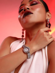 ساعة دائرية مزخرفة بنقوش نباتية