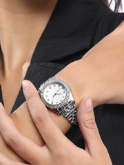 ساعة دائرية بحلقة معدنية مضلعة على شكل حرف H - فضي معدني