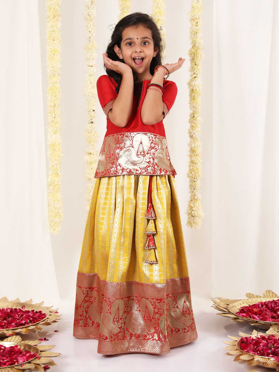 Vastramay - مجموعة Pavda Pattu Lehenga Choli للفتيات باللون الكستنائي والأصفر
