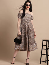 فستان بني مطبوع مكشوف الأكتاف للنساء