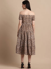 فستان بني مطبوع مكشوف الأكتاف للنساء