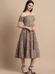 فستان بني مطبوع مكشوف الأكتاف للنساء