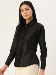 بلوزة نسائية سوداء سادة بتصميم قميص