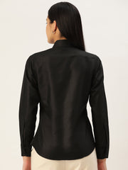 بلوزة نسائية سوداء سادة بتصميم قميص