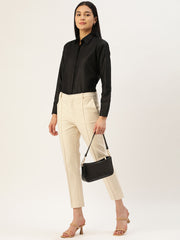 بلوزة نسائية سوداء سادة بتصميم قميص