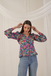 بلوزة نسائية زرقاء مطبوعة