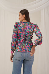 بلوزة نسائية زرقاء مطبوعة