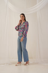 بلوزة نسائية زرقاء مطبوعة