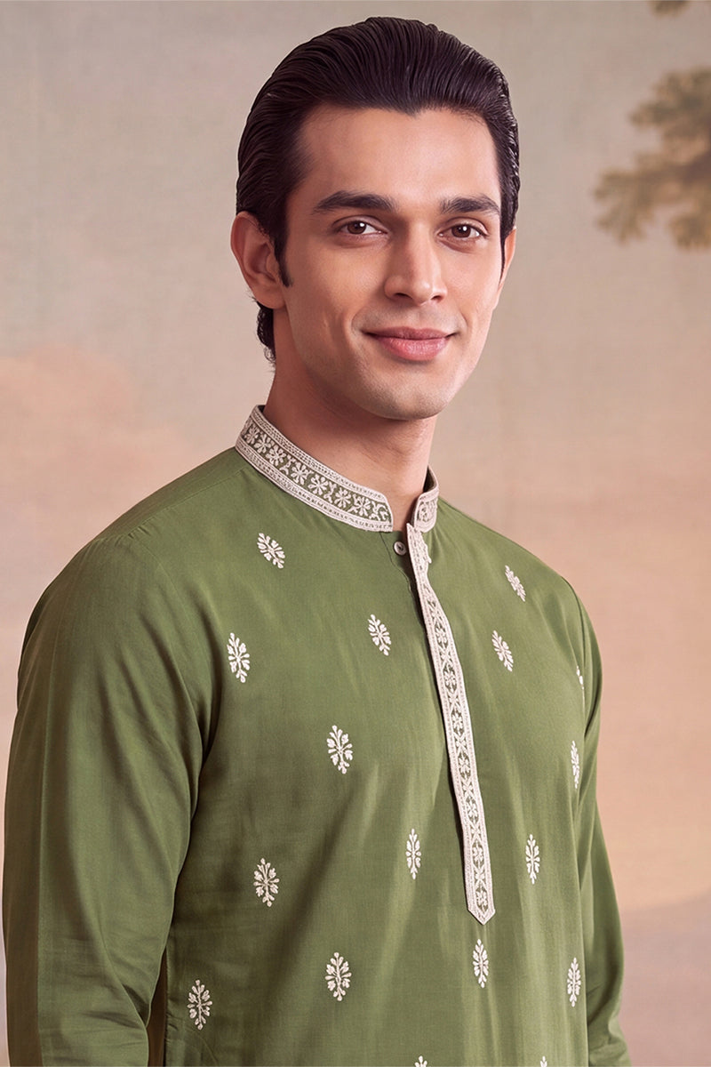 Mens Green Silk Blend Solid Embroidered Kurta With Trouser