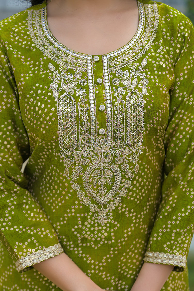 green silk blend bandhani embroidered straight kurta trousers with dupatta pkskd3107