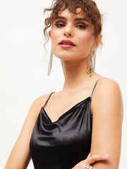 فستان نسائي ضيق من المخمل الأسود بفتحة رقبة واسعة - ساسافراس