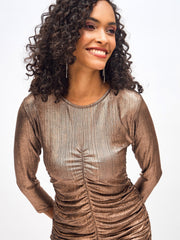 فستان قصير ضيق من الساسافراس باللون الذهبي المعدني للنساء