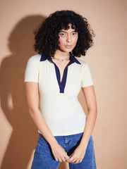 بلوزة نسائية بيضاء اللون بياقة بولو مضلعة بلون مغاير