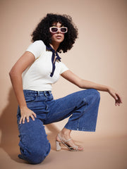 بلوزة نسائية بيضاء اللون بياقة بولو مضلعة بلون مغاير