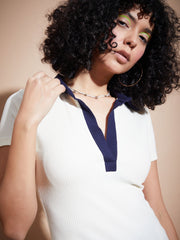 بلوزة نسائية بيضاء اللون بياقة بولو مضلعة بلون مغاير