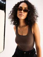 بلوزة نسائية بنية اللون بدون أكمام ورقبة مربعة